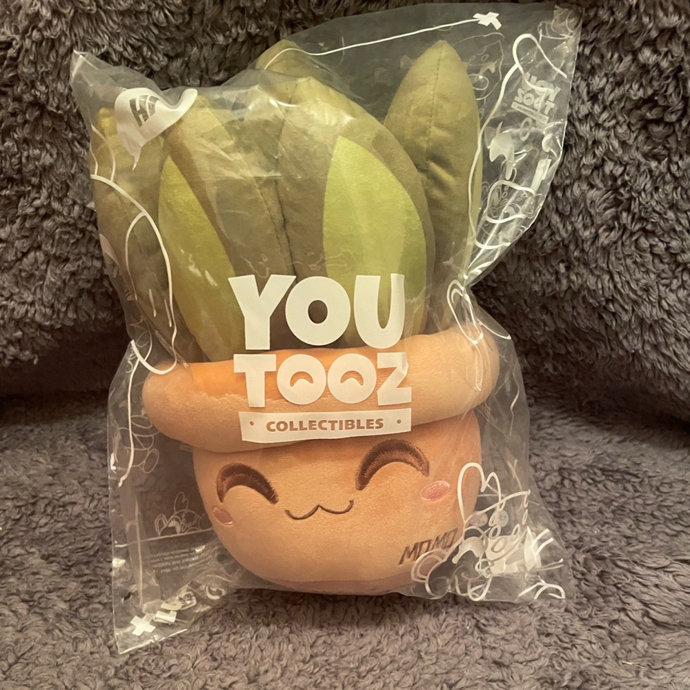 Coryxkenshin Momo plant Youtooz plush